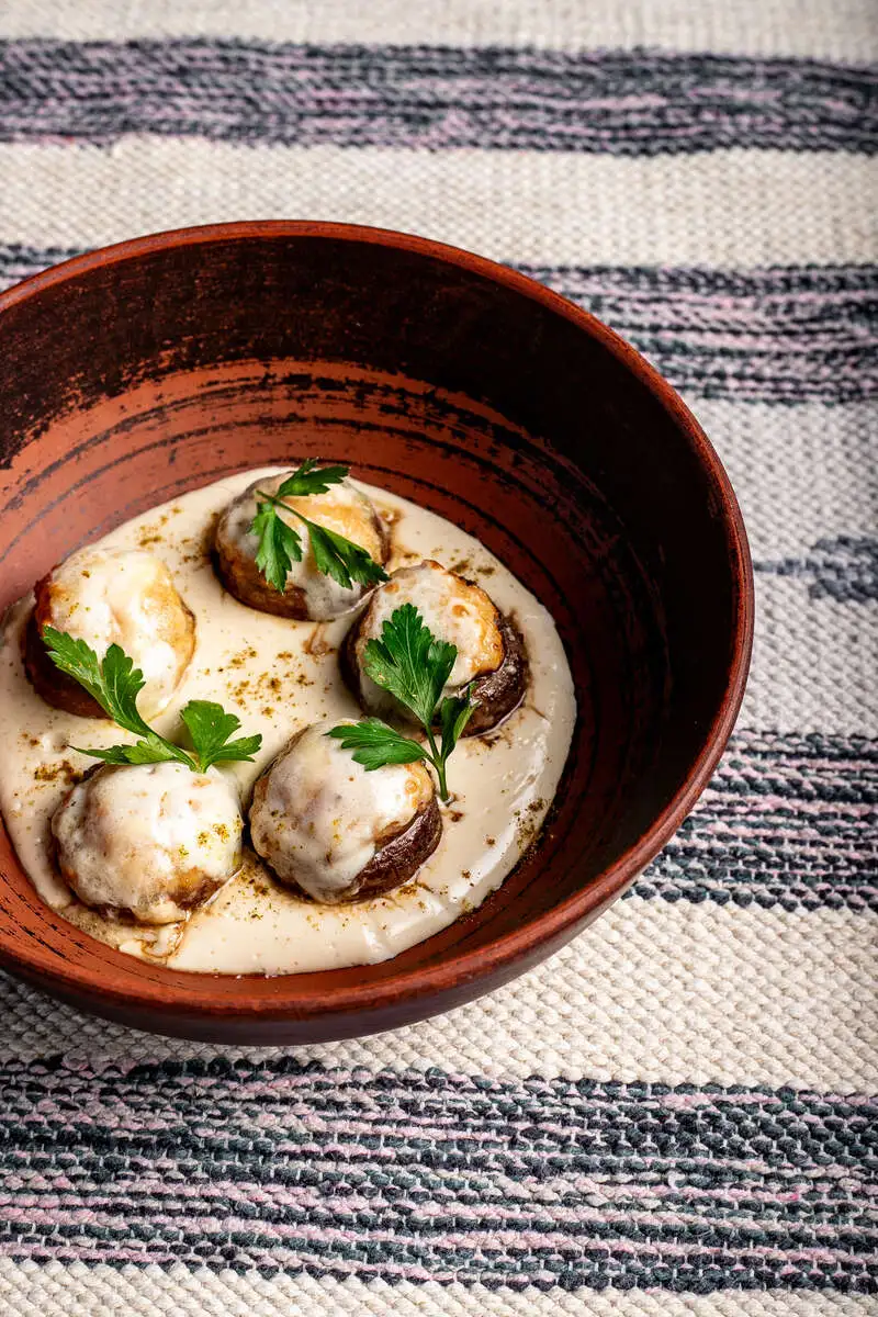 Фаршированные шампиньоны в сливочном соусе