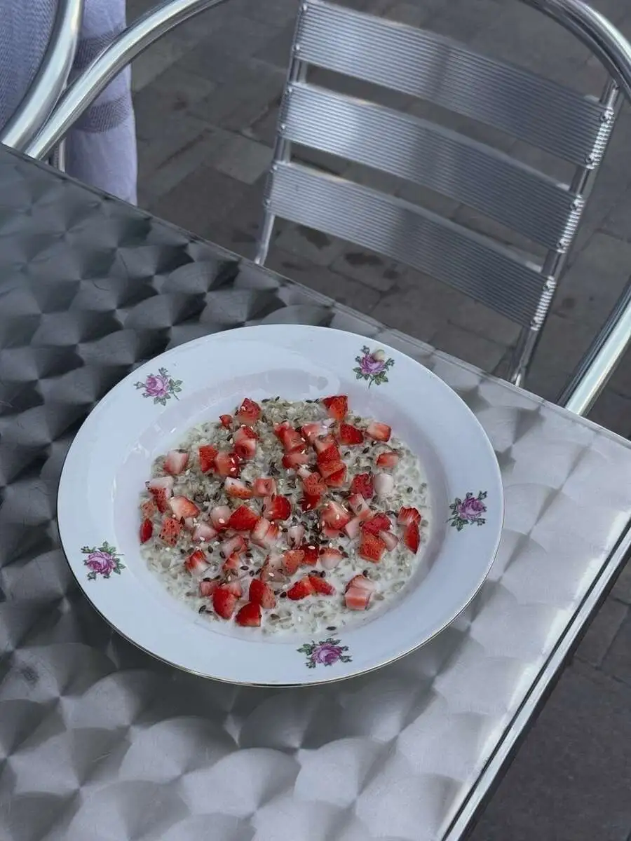 Овсяная каша с ягодами и семенами