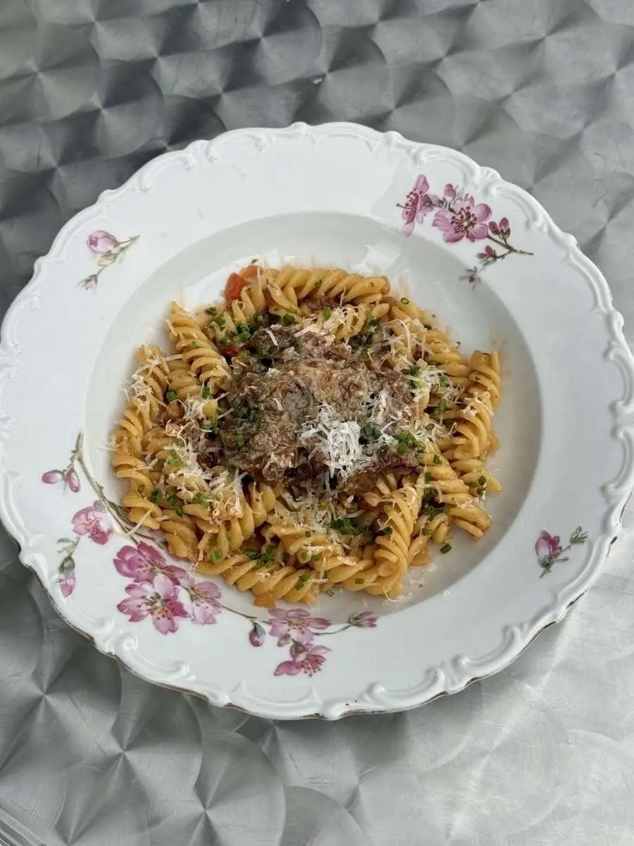 Фузилли с говяжьими щеками