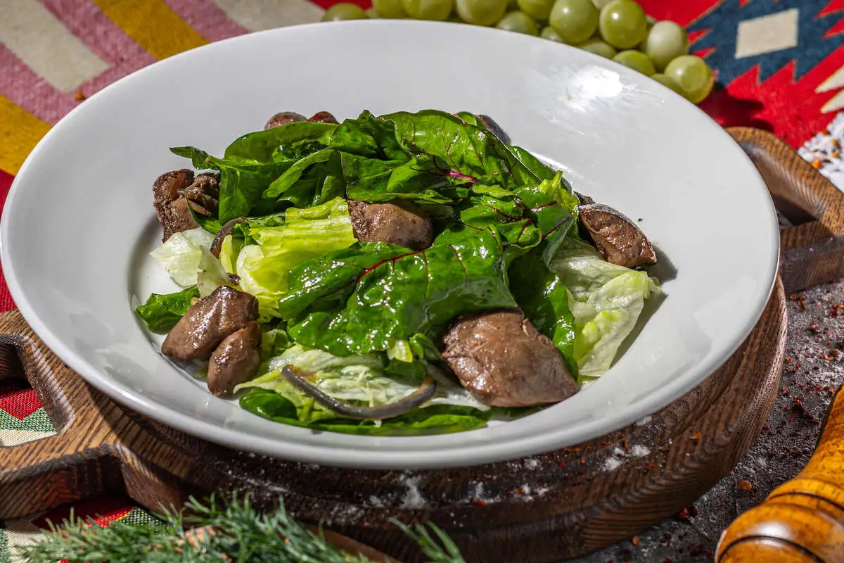 Зеленый салат с куриной печенью