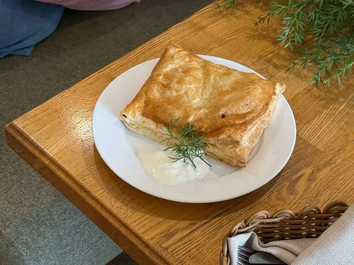 Хрустящий пирог с минтаем и картофелем