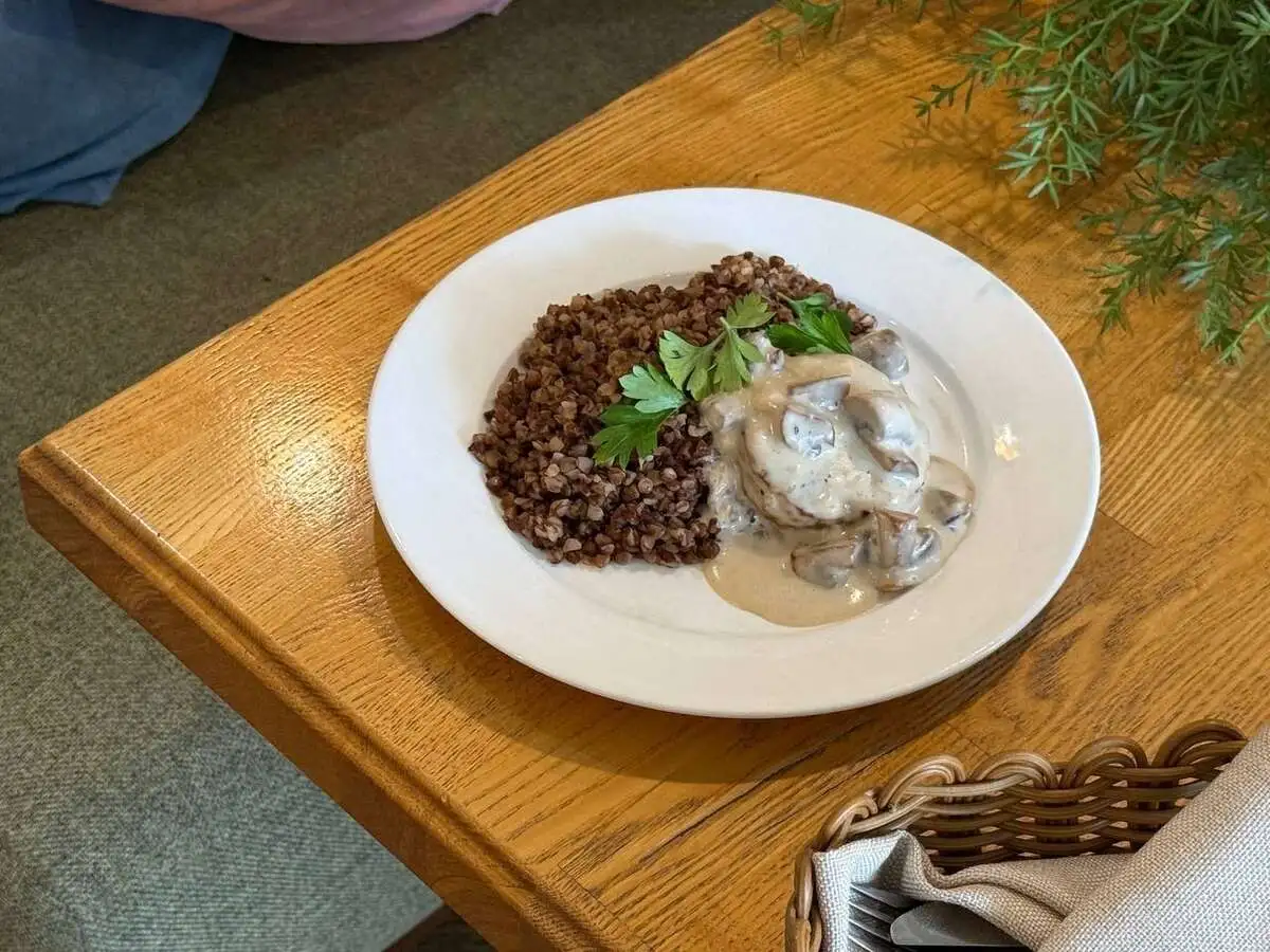 Свиная котлета с гречкой и грибным соусом