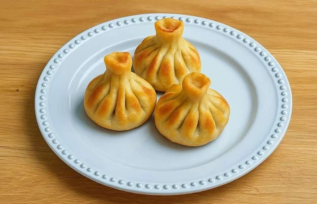 Хинкали жареные с курицей, томатами и копченым сыром