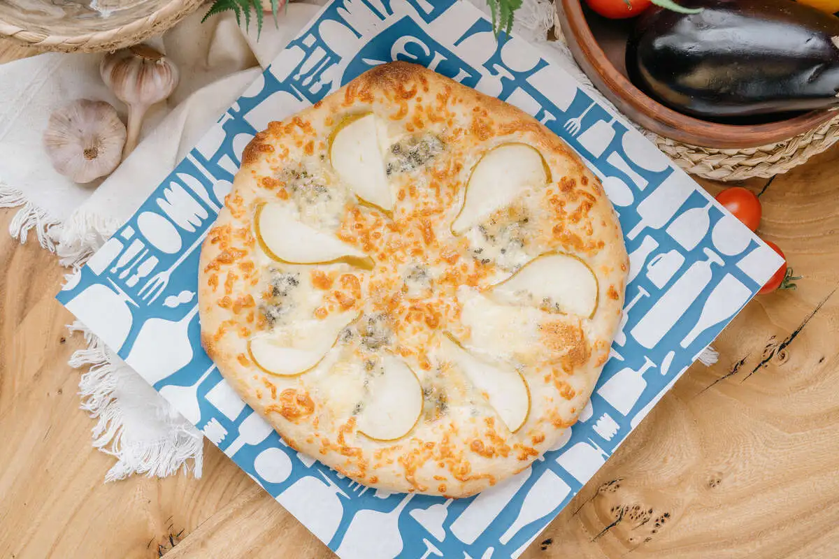 Хачапури с грушей и голубым сыром