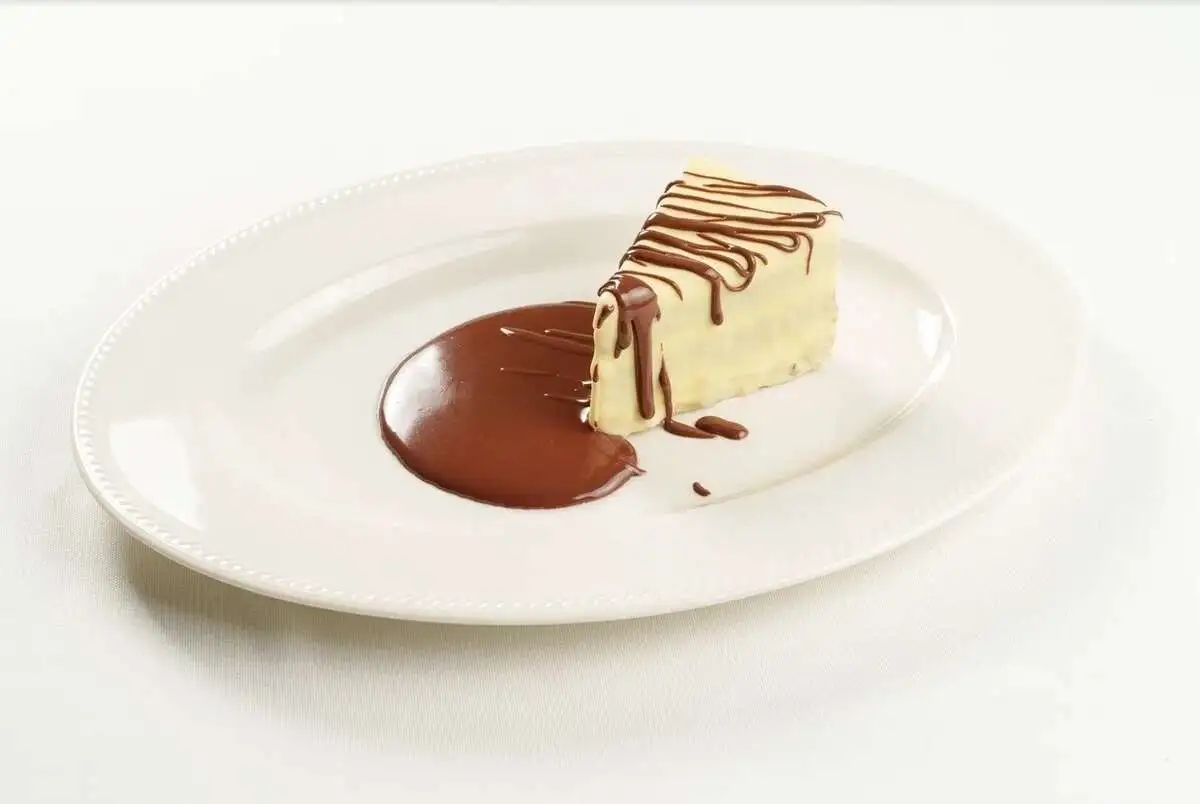 Морковный торт с соусом из темного шоколада