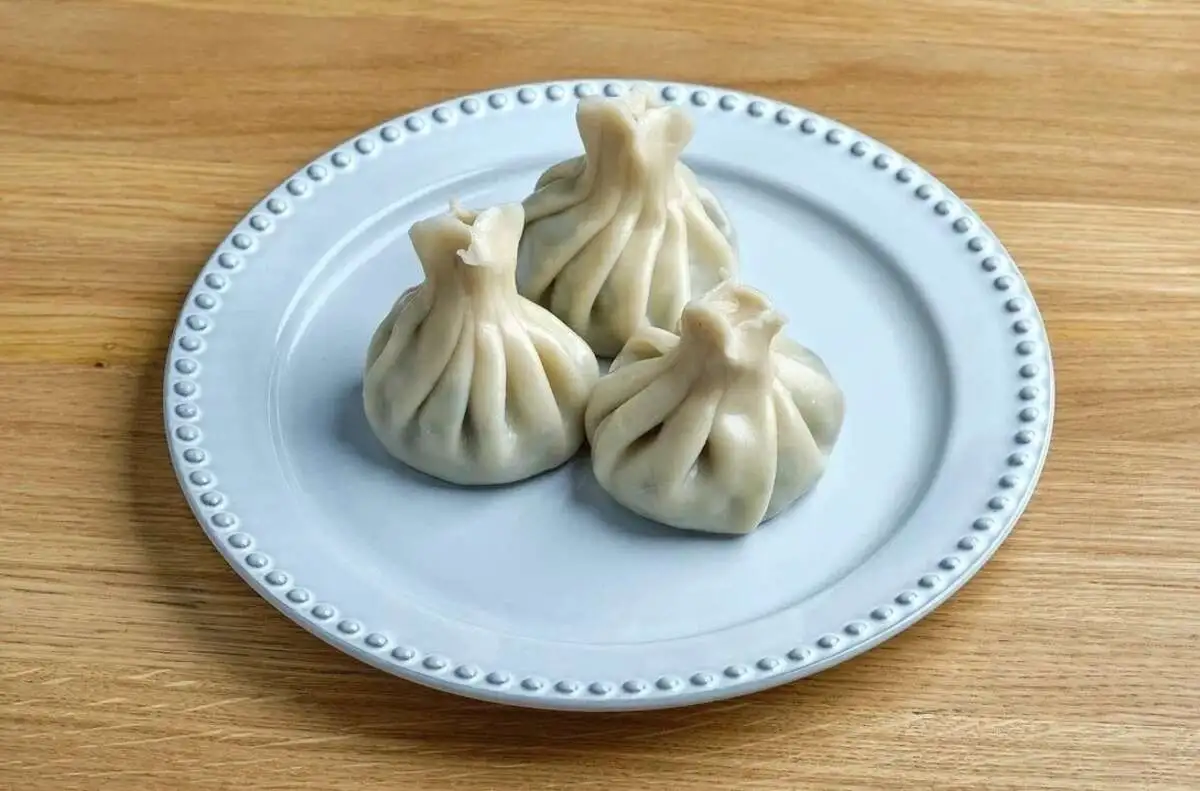 Хинкали с курицей, томатами и копченым сыром