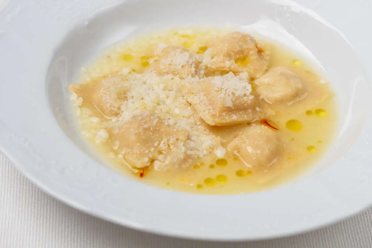 Тортеллини с пармой, рикоттой и пармезаном