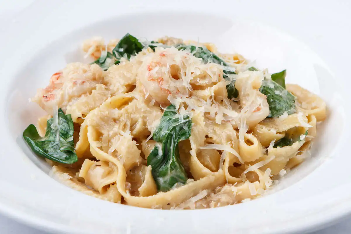 Фетучине с креветкой и шпинатом в сливочном соусе