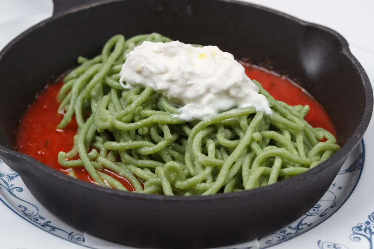 Базиликовые спагеттини с томатным соусом и страчателлой