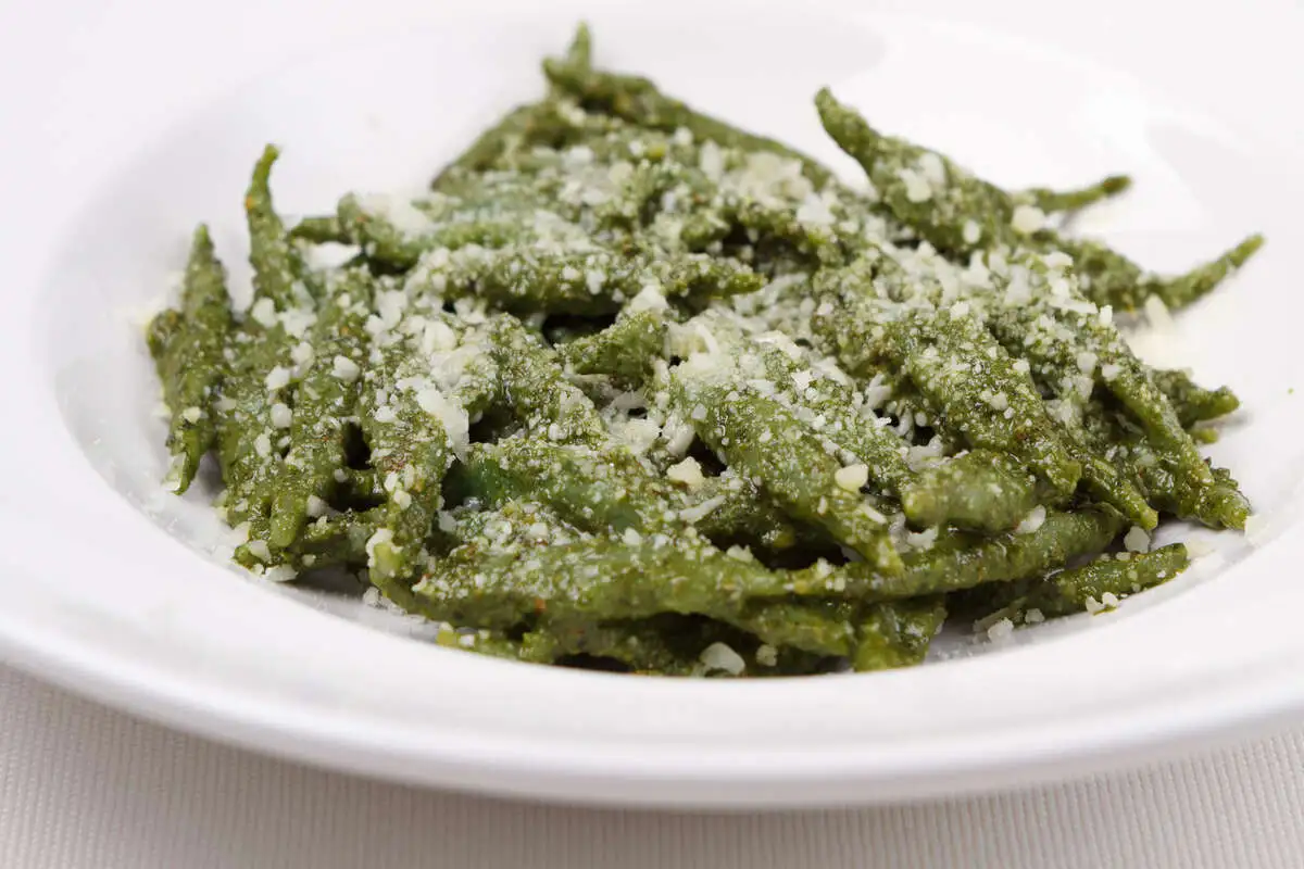 Базиликовые кортечче с фисташковым песто и пармезаном