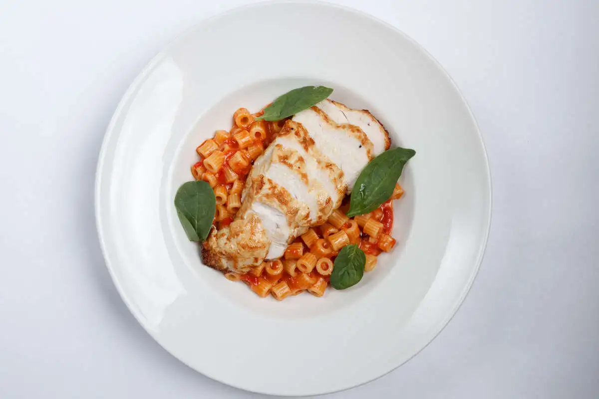 Запечённая куриная грудка с пастой тубетти с томатами и шпинатом