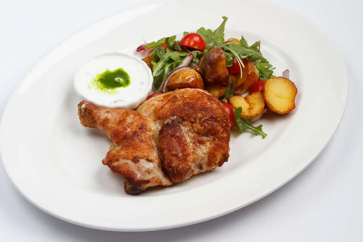 Жареный цыплёнок с картофелем, томатами и оливками