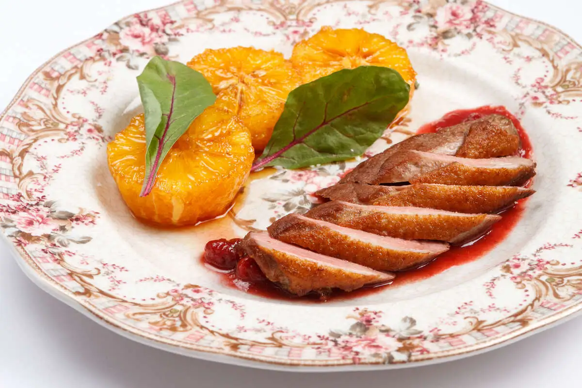 Запеченная утиная грудка с лимонами и малиной