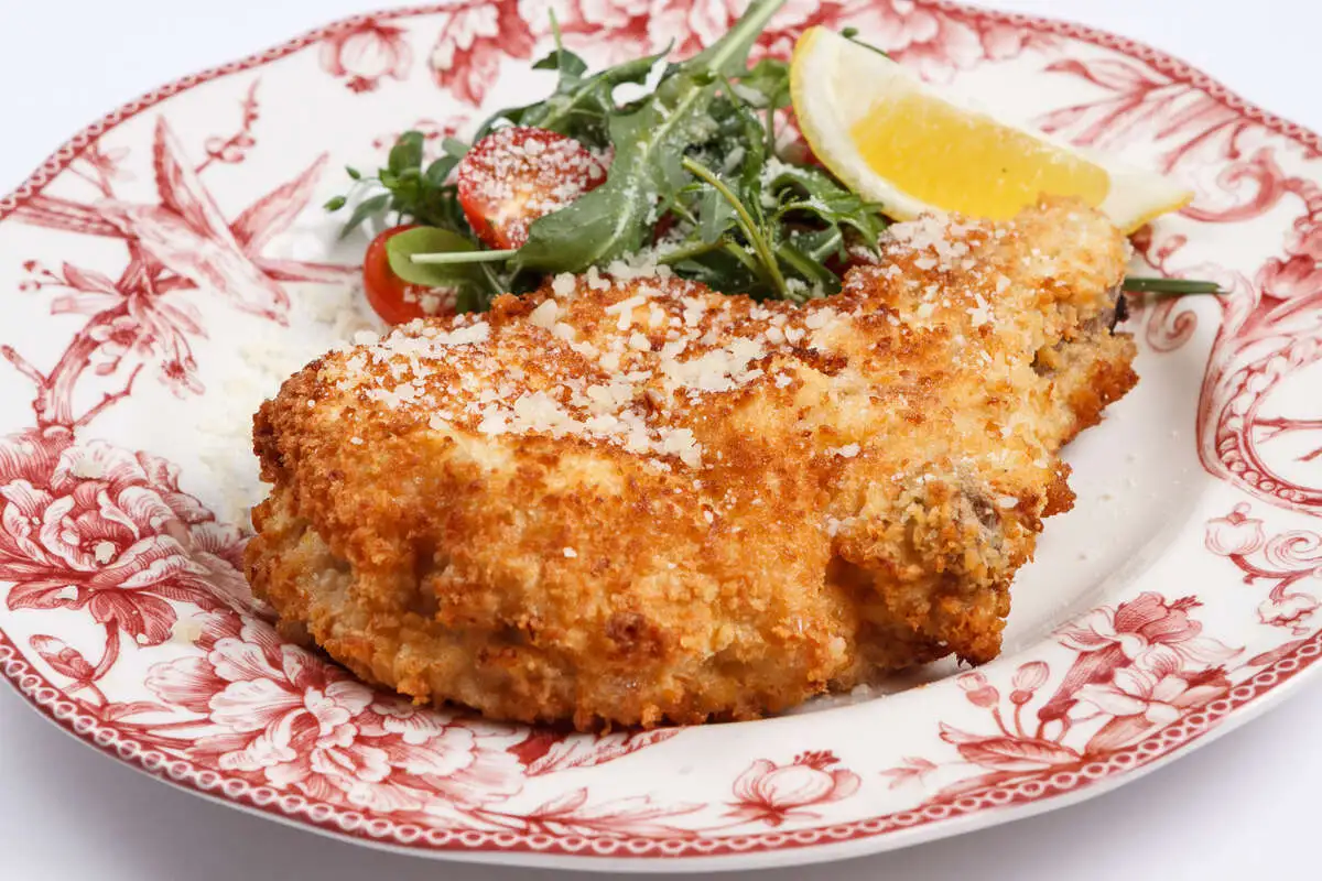 Свинина по-милански с зеленым салатом