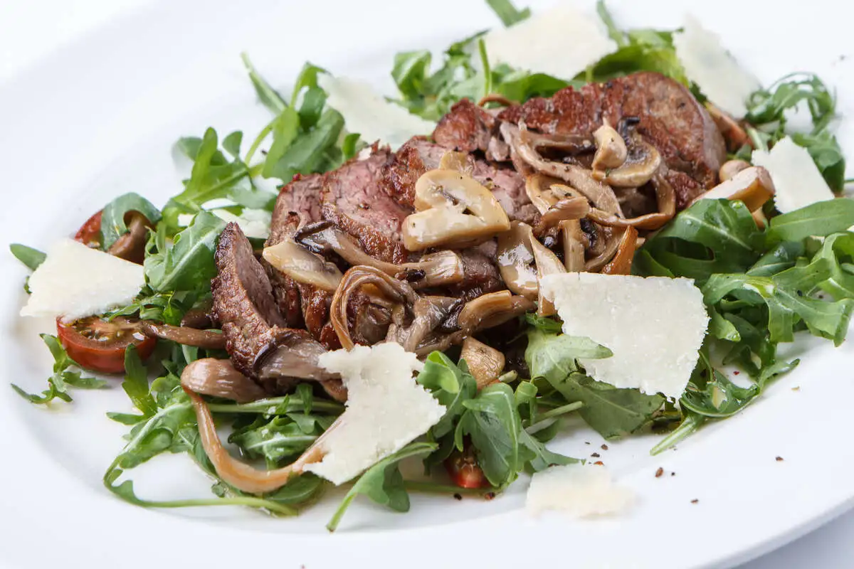 Тальята из говядины с рукколой и грибами