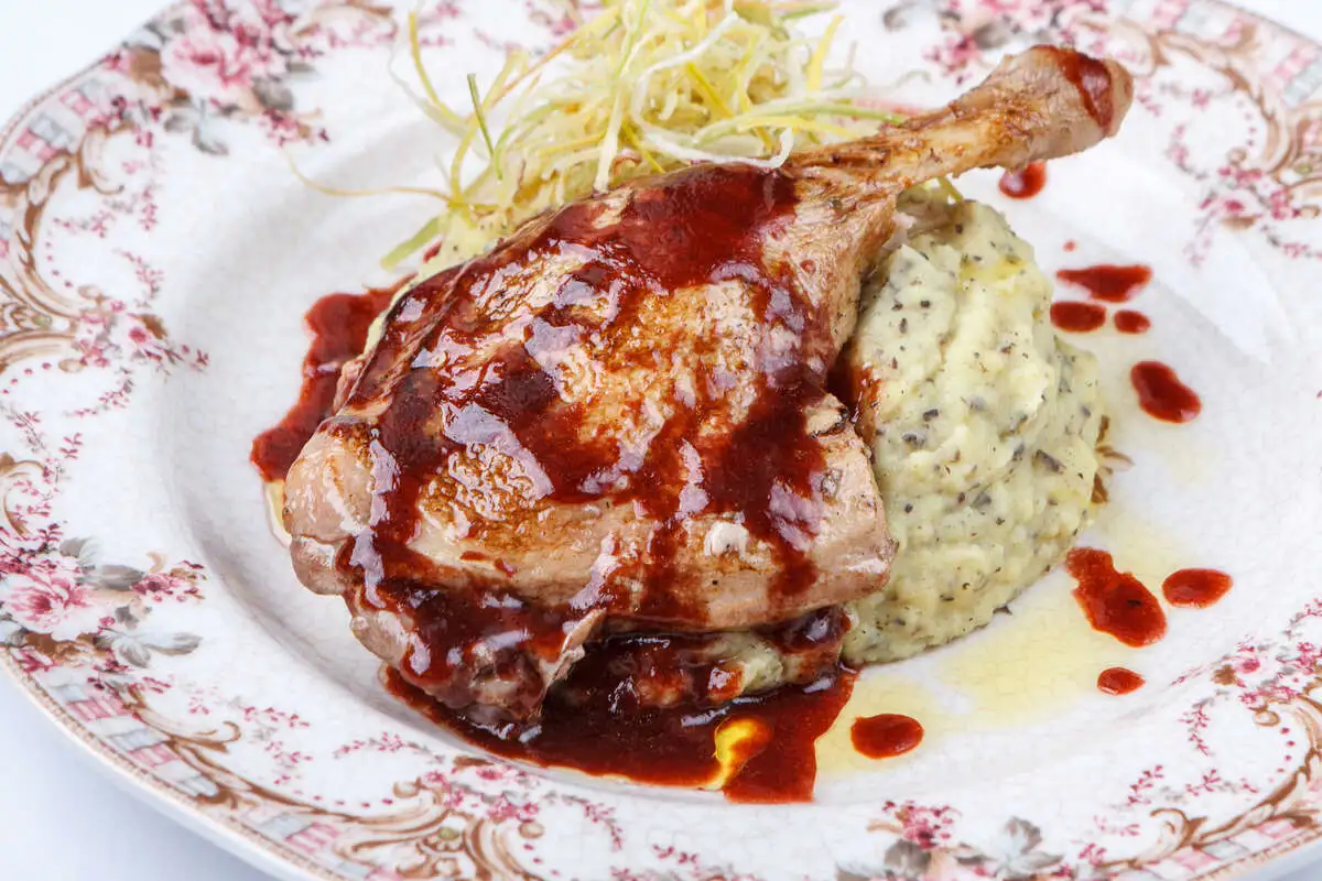 Томлёная утиная ножка с трюфельным пюре и ягодным соусом