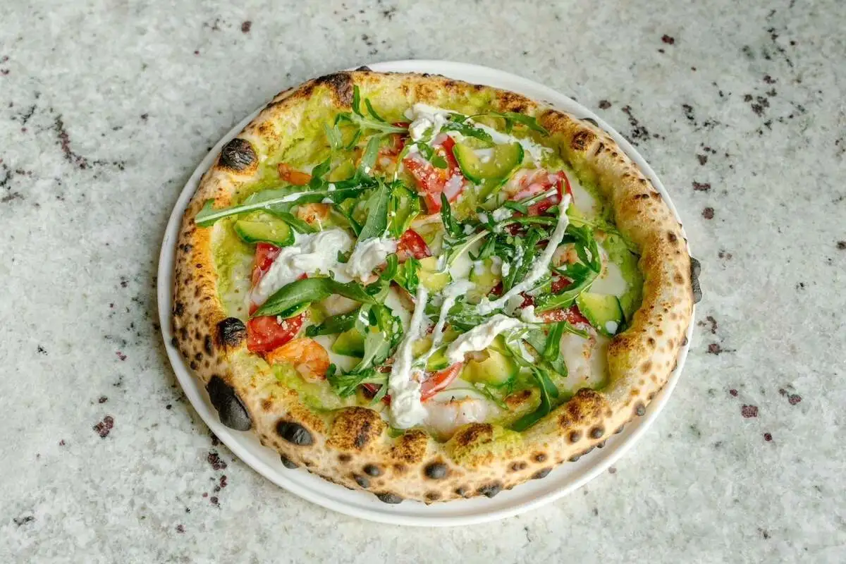 Пицца с креветками и авокадо 