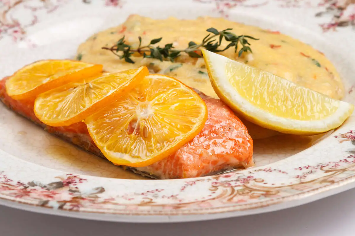 Форель, запеченная с цитрусом, и полента с вялеными томатами