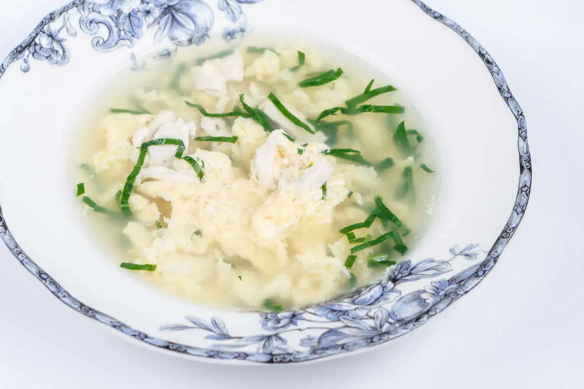 Римский куриный суп с яйцом и шпинатом