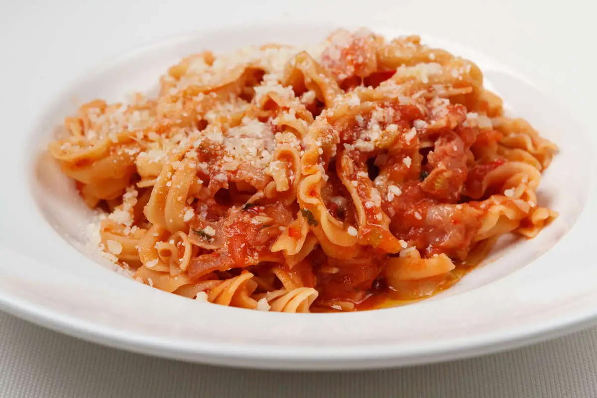 Аматричиана - фузилли лунги с панчеттой, томатом и пекорино