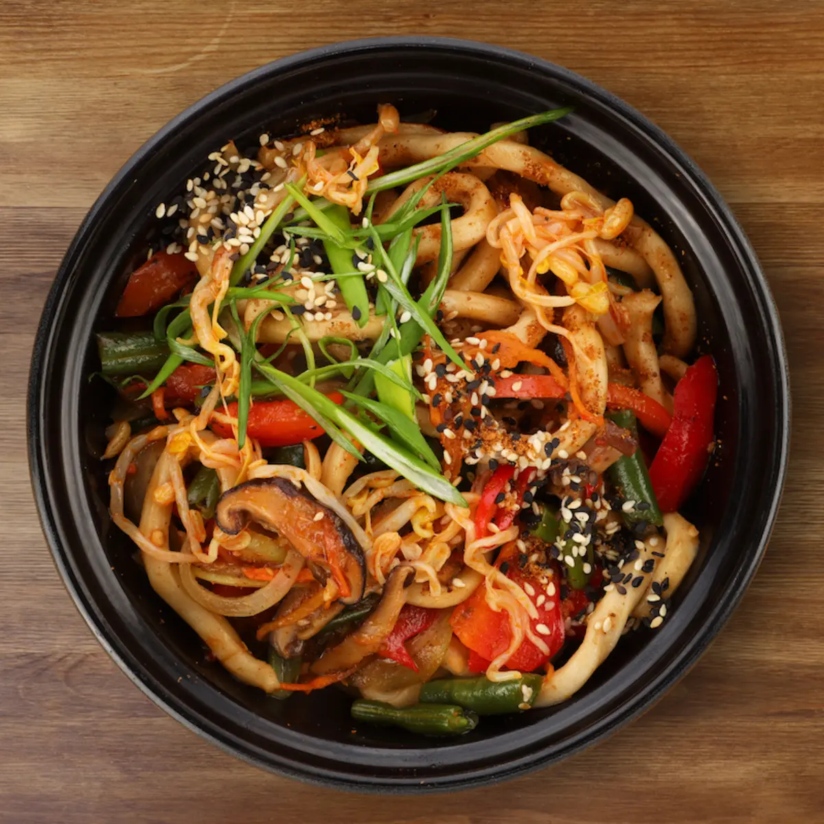 Лапша с грибами муэр и шиитаке