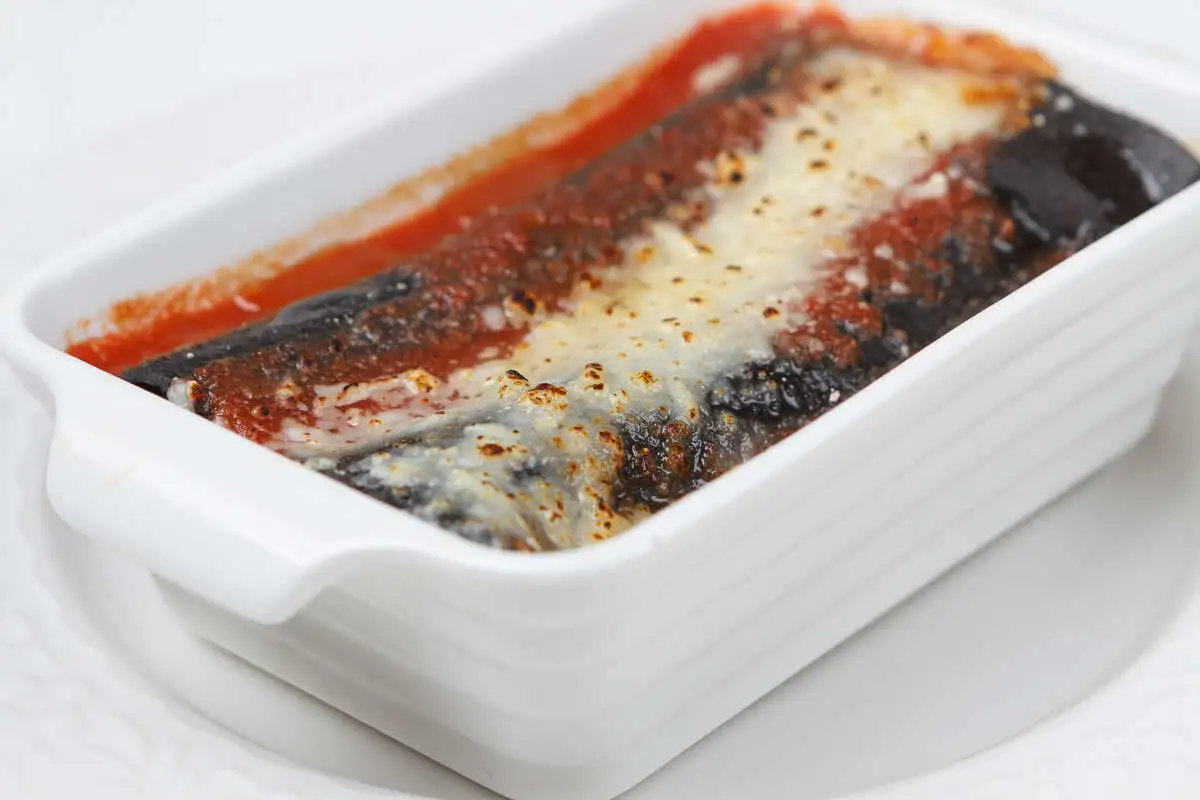 Черные каннеллони с моцареллой, пармой и рикоттой