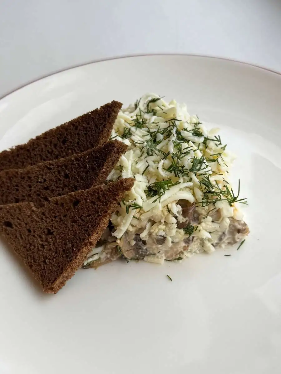 БО Слоеный салат с копченой курицей и шампиньонами 150/20 гр.