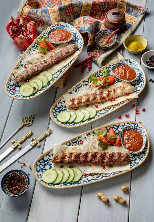 ЛЮЛЯ-КЕБАБ ИЗ КУРИЦЫ С СЫРОМ СУЛУГУНИ