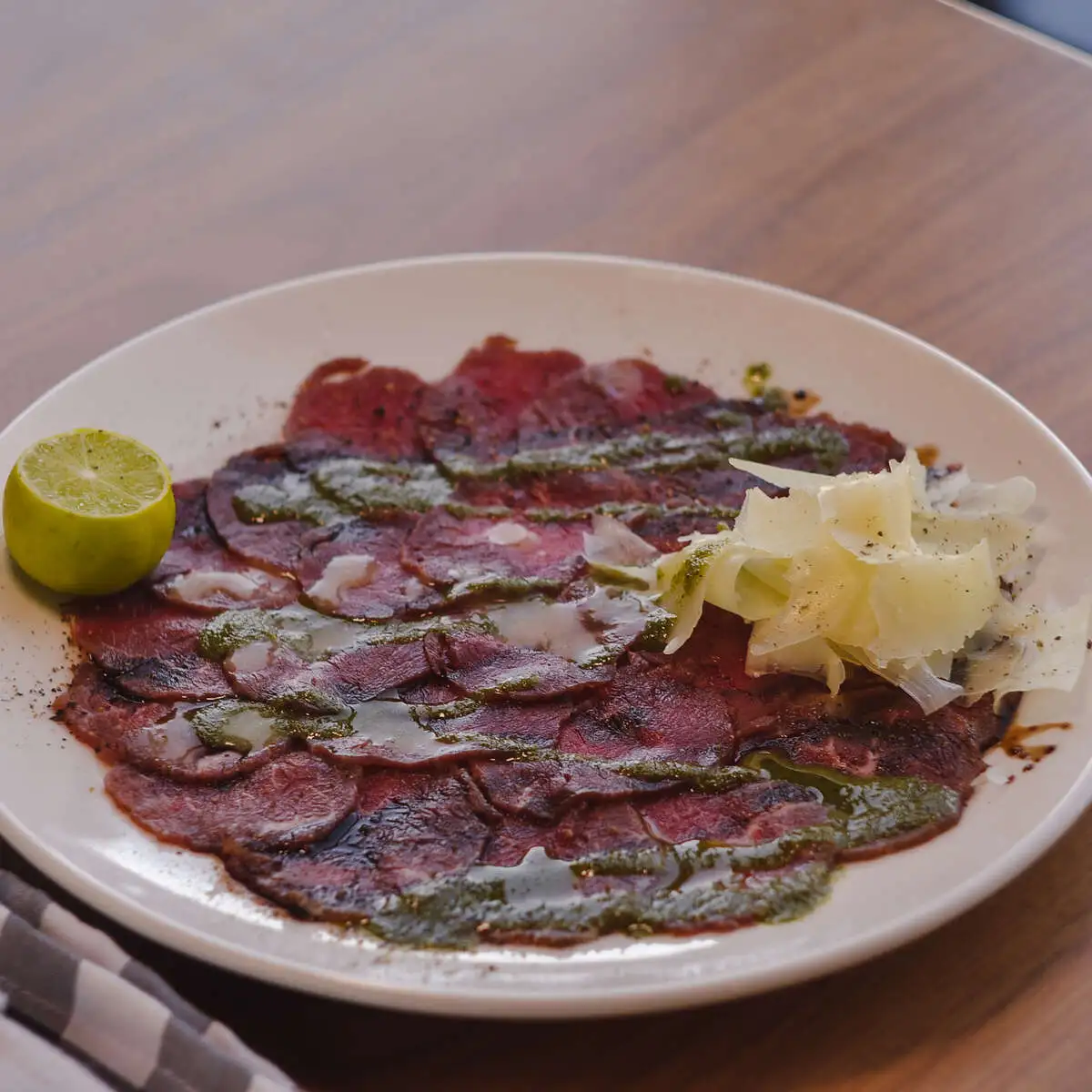 Карпачо из говядины с соусом песто и бальзамический уксус/Beef carpaccio wi
