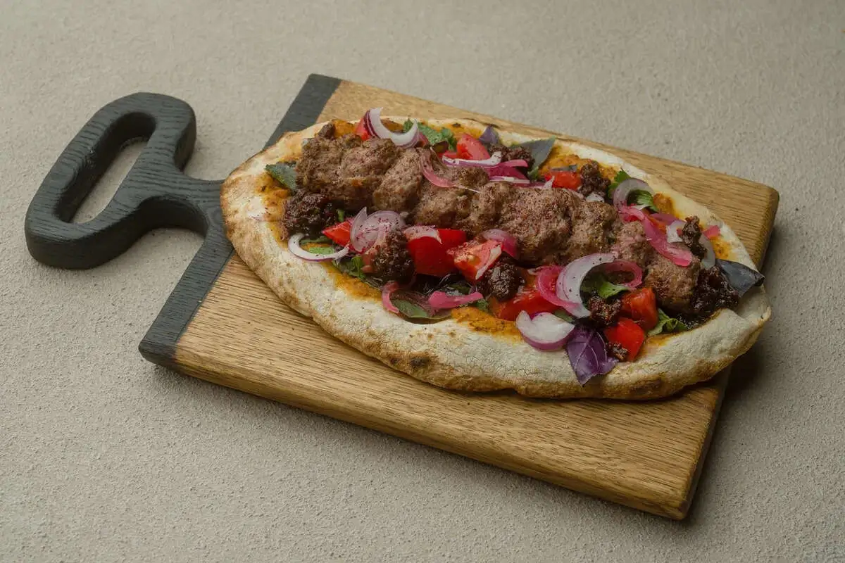 Лепешка с кебабом из ягненка, мятным хумусом и томатами 