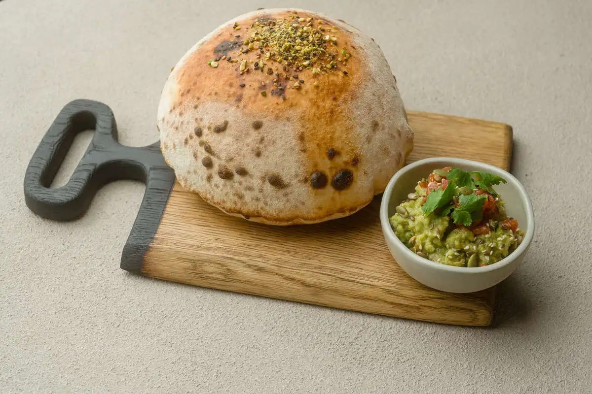 Гуакамоле с питой из печи