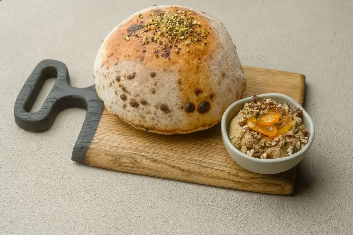 Паштет из куриной печени с маринованным кумкватом и питой 