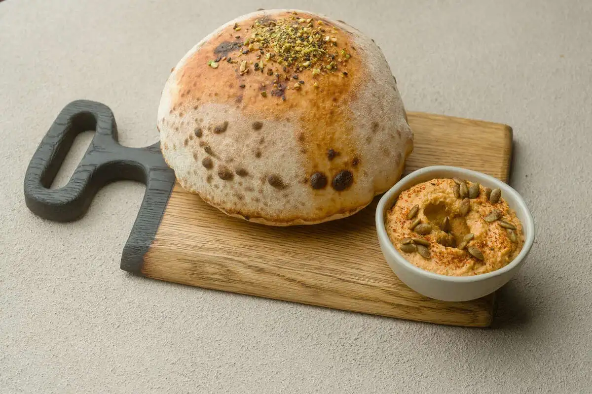 Хумус из нута с питой из печи