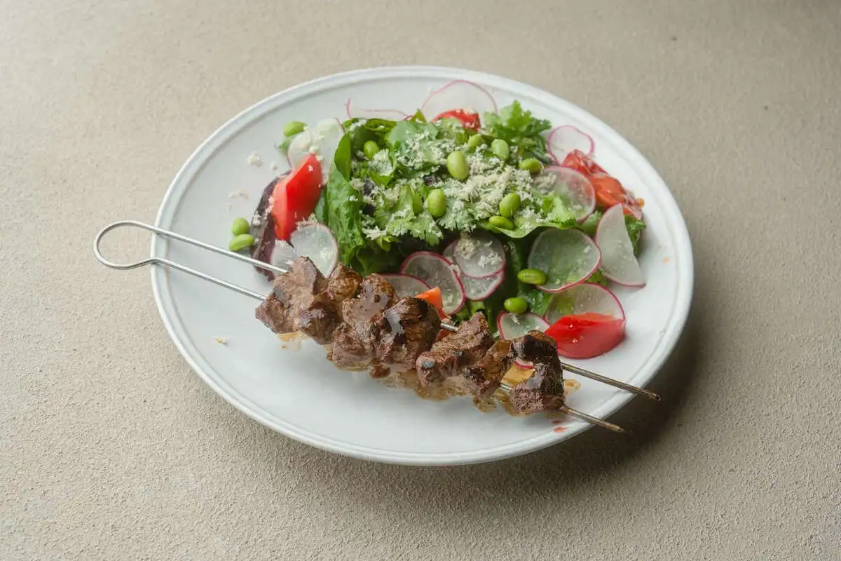 Гриль-салат с говядиной, овощами и зеленью