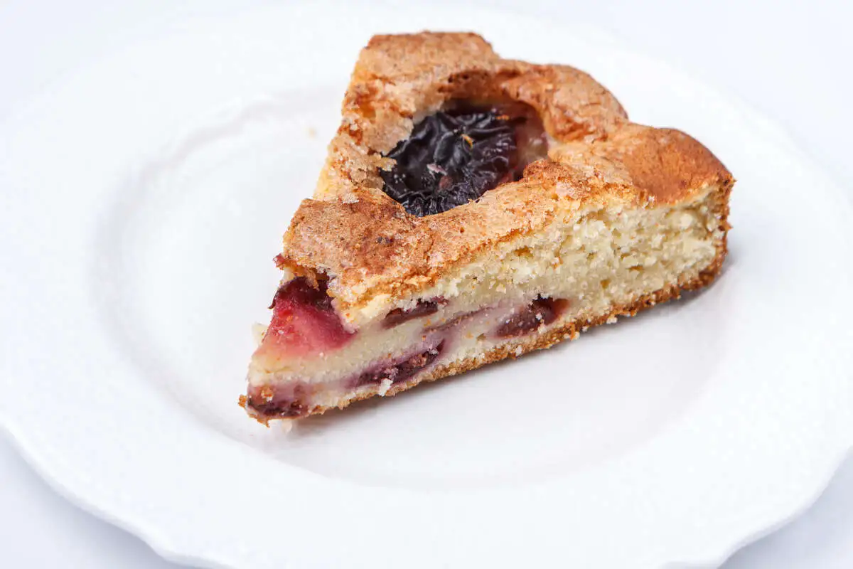 Домашний сливовый пирог с ванильным мороженым