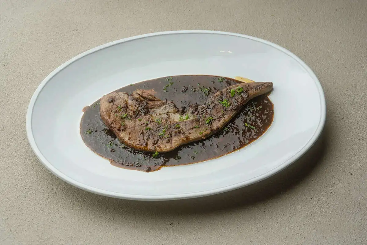 Говяжий язык с перечным соусом