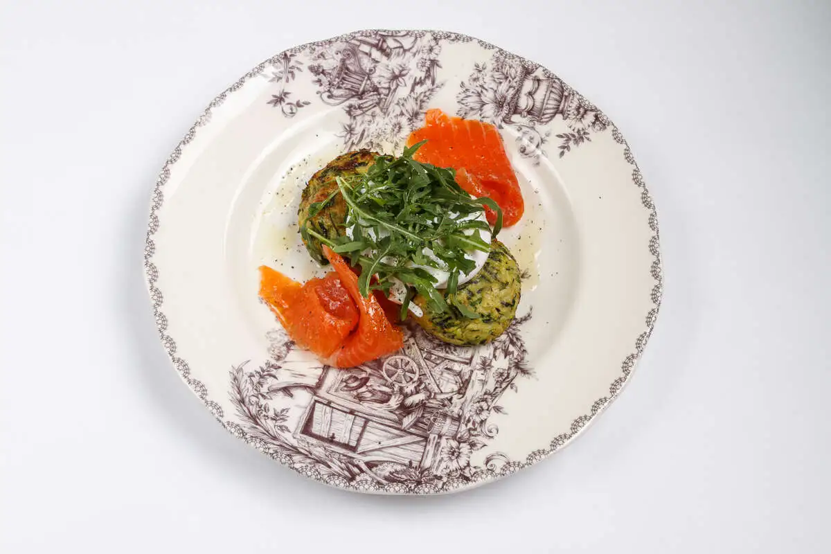 Оладьи из цукини со страчателлой и форелью