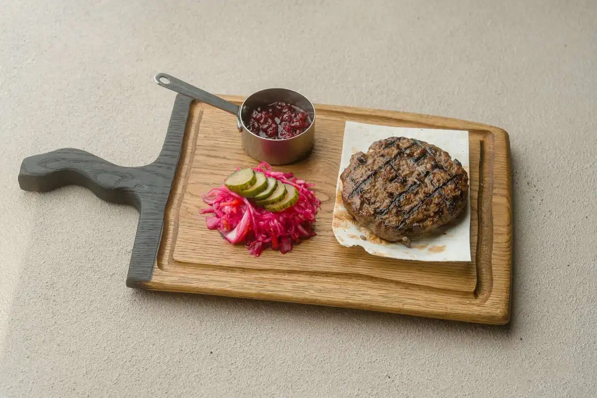 Рубленная котлета Дикари с брусничным соусом 