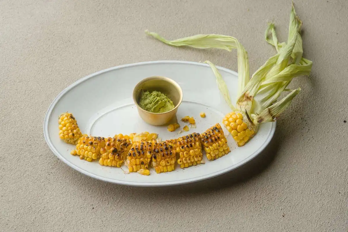 Кукуруза на гриле с зеленым соусом