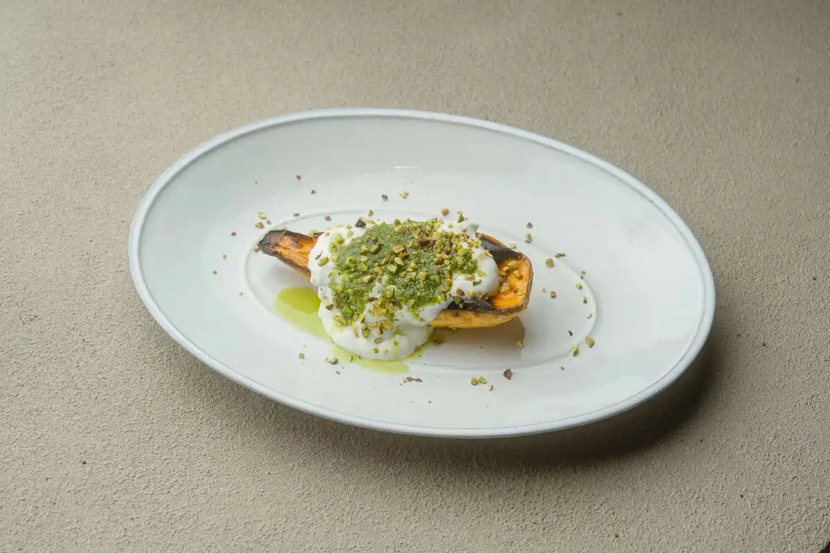 Печеный на углях батат с йогуртом и фисташкой