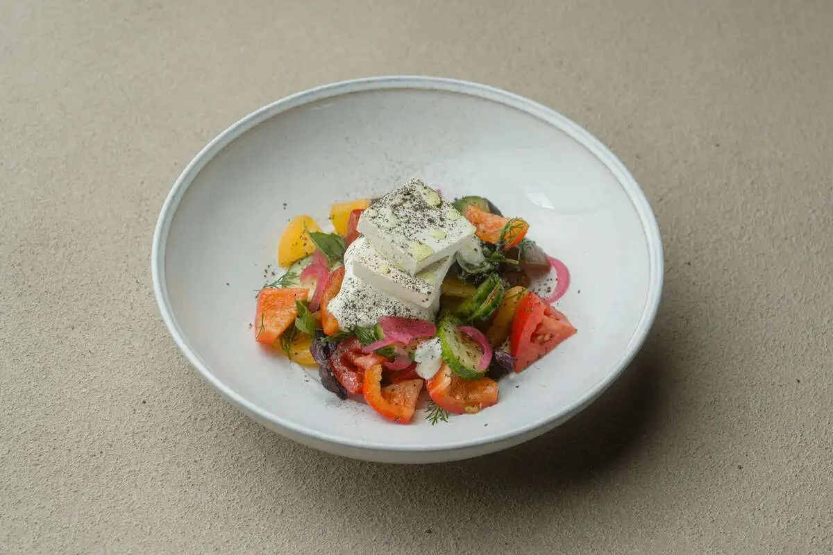 Овощи нарезанные с руки с брынзой