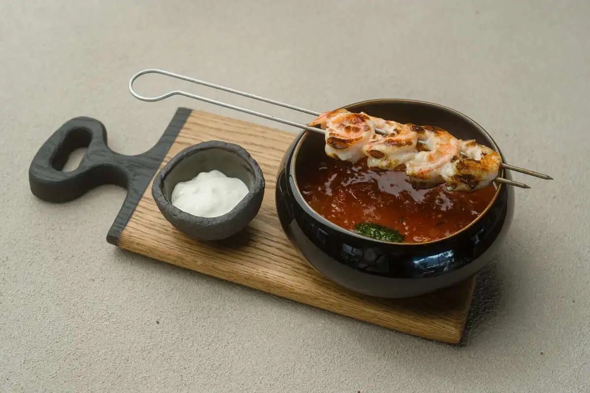 Суп из печеный томатов с креветками и копчеными сливками