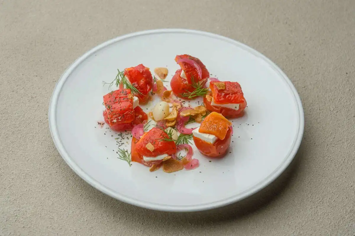 Малосольные томаты с сыром фета и печеными перцами