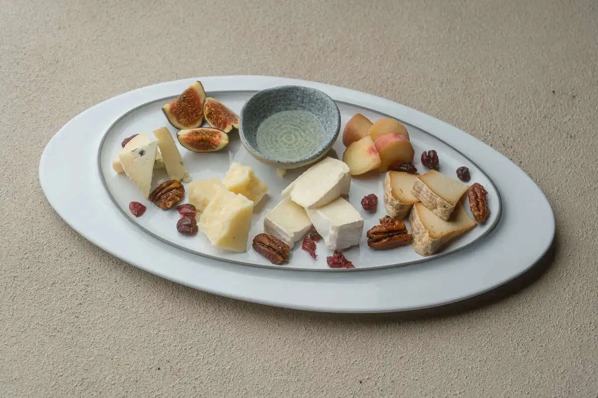 Сыры с медом из алоэ (пармезан, рикотта аль форно, камамбер, горгонзола)