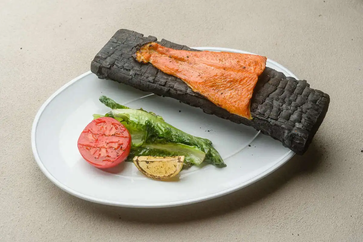 Дикая форель на березовом полене