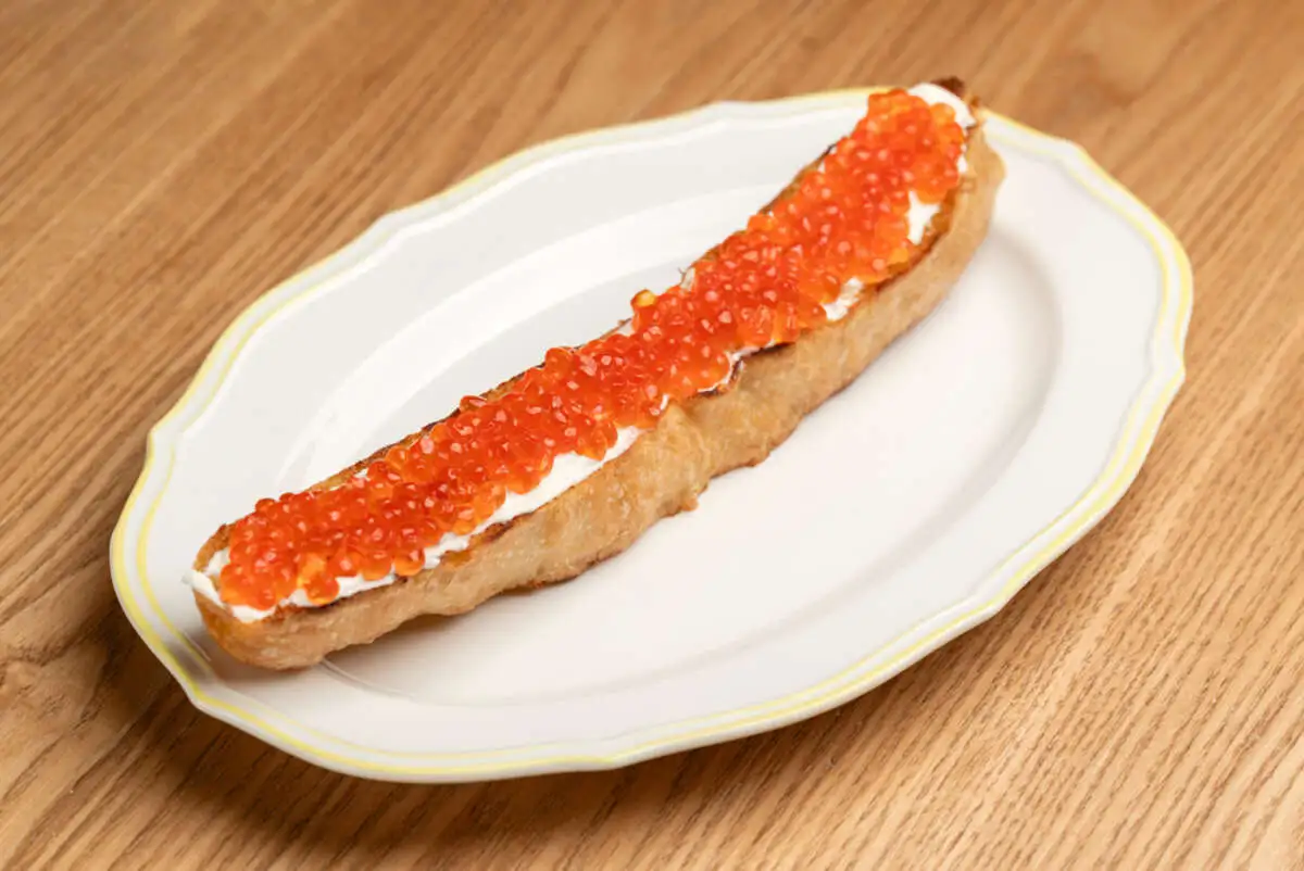 Фокачча с красной икрой и креметто