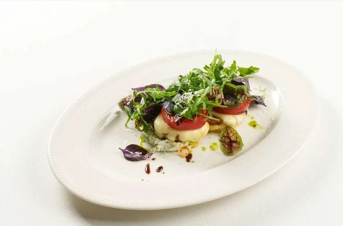 Карамелизированный баклажан с сыром и томатами