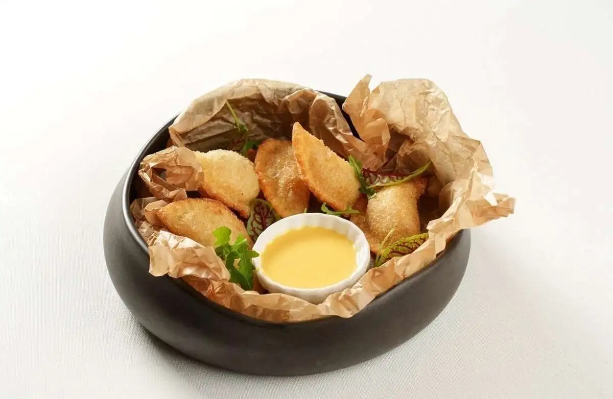 Мини-чебуреки с морепродуктами и манговым айоли