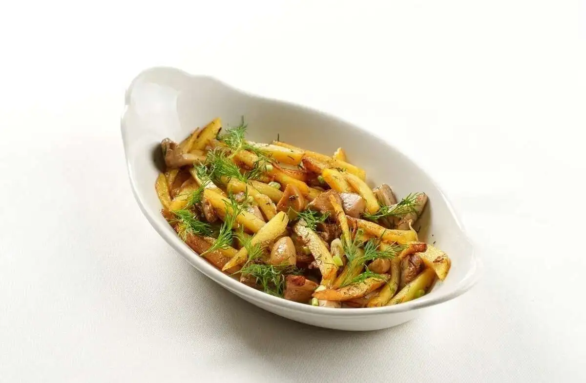 Жареный картофель с тремя видами грибов