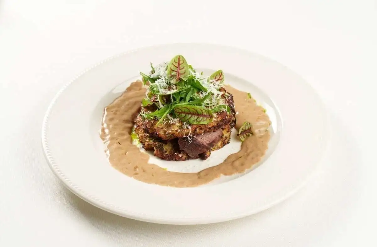 Драники с говядиной и соусом Демиглас